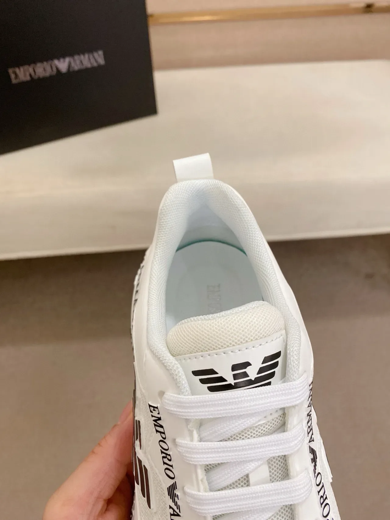 Emporio Armani Blanc Noir Maille Et Synthétique Haut Répétition Typographie Sur Semelle Milieu Chaussures Lifestyle 6