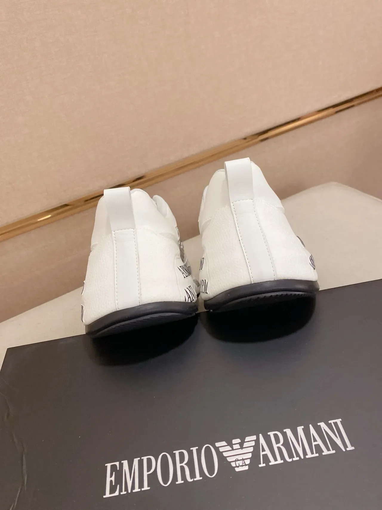 Emporio Armani Blanc Noir Maille Et Synthétique Haut Répétition Typographie Sur Semelle Milieu Chaussures Lifestyle 8