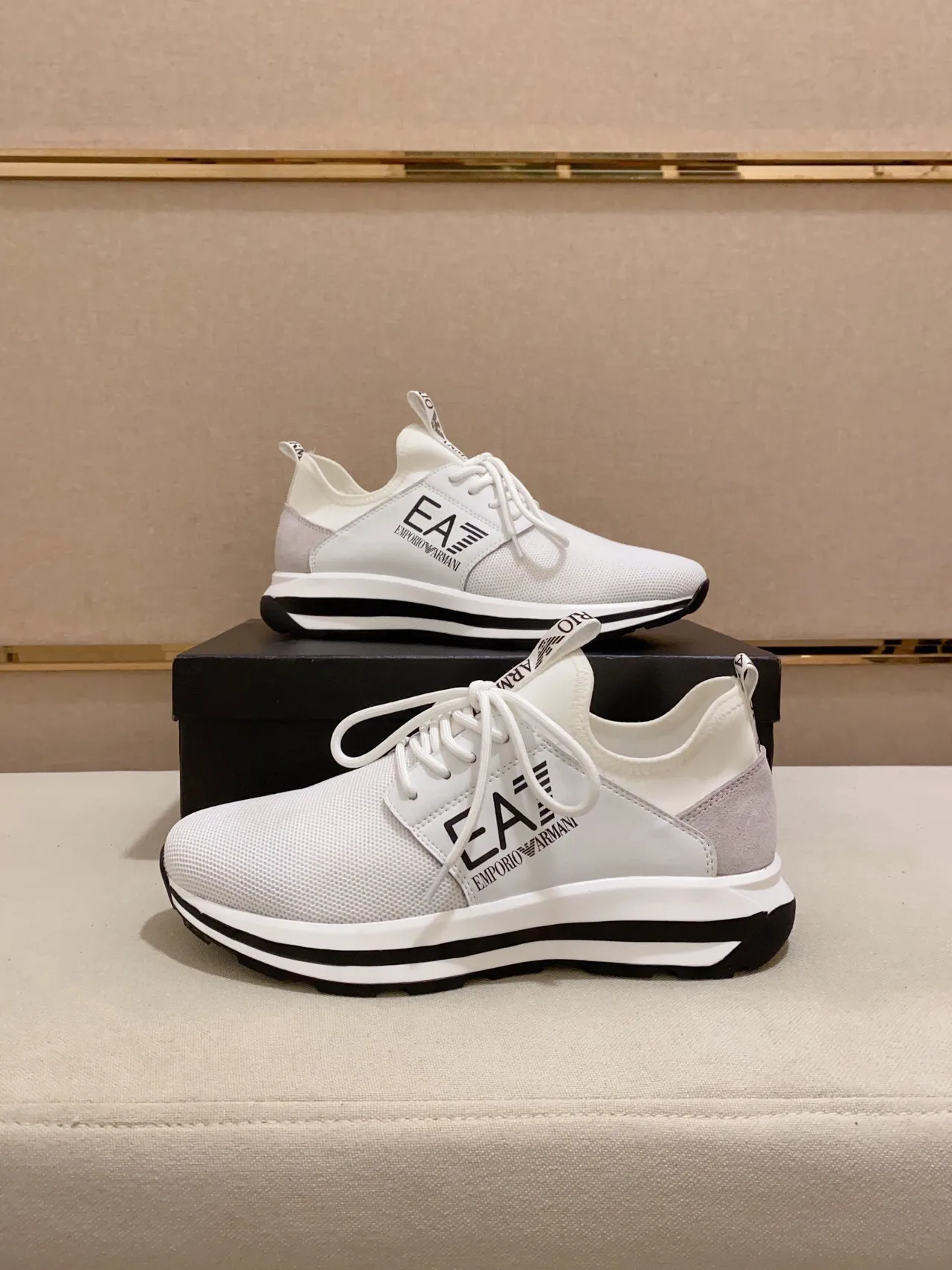 Emporio Armani Sneakers Lifestyle blanc et noir avec tige en maille et panneau latéral marqué 2