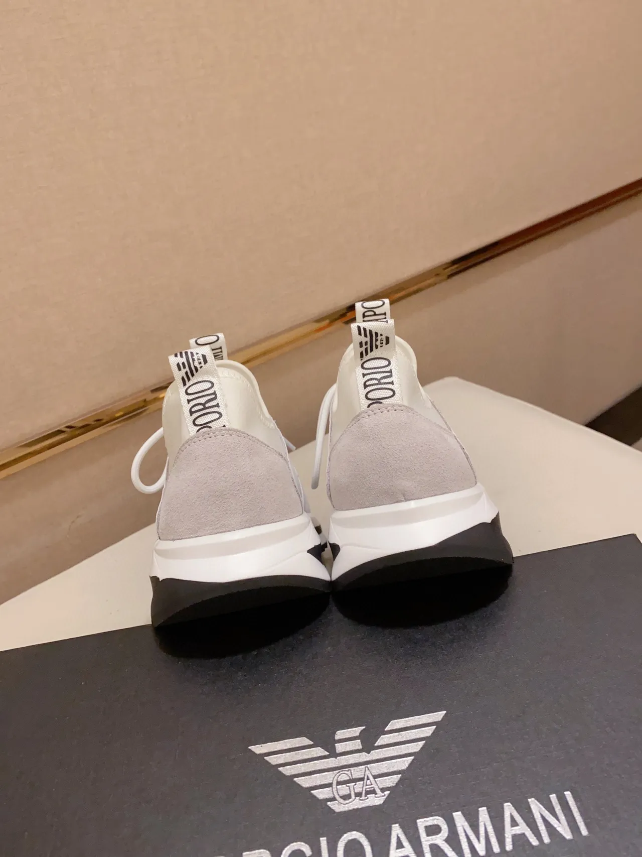 Emporio Armani Sneakers Lifestyle blanc et noir avec tige en maille et panneau latéral marqué 4