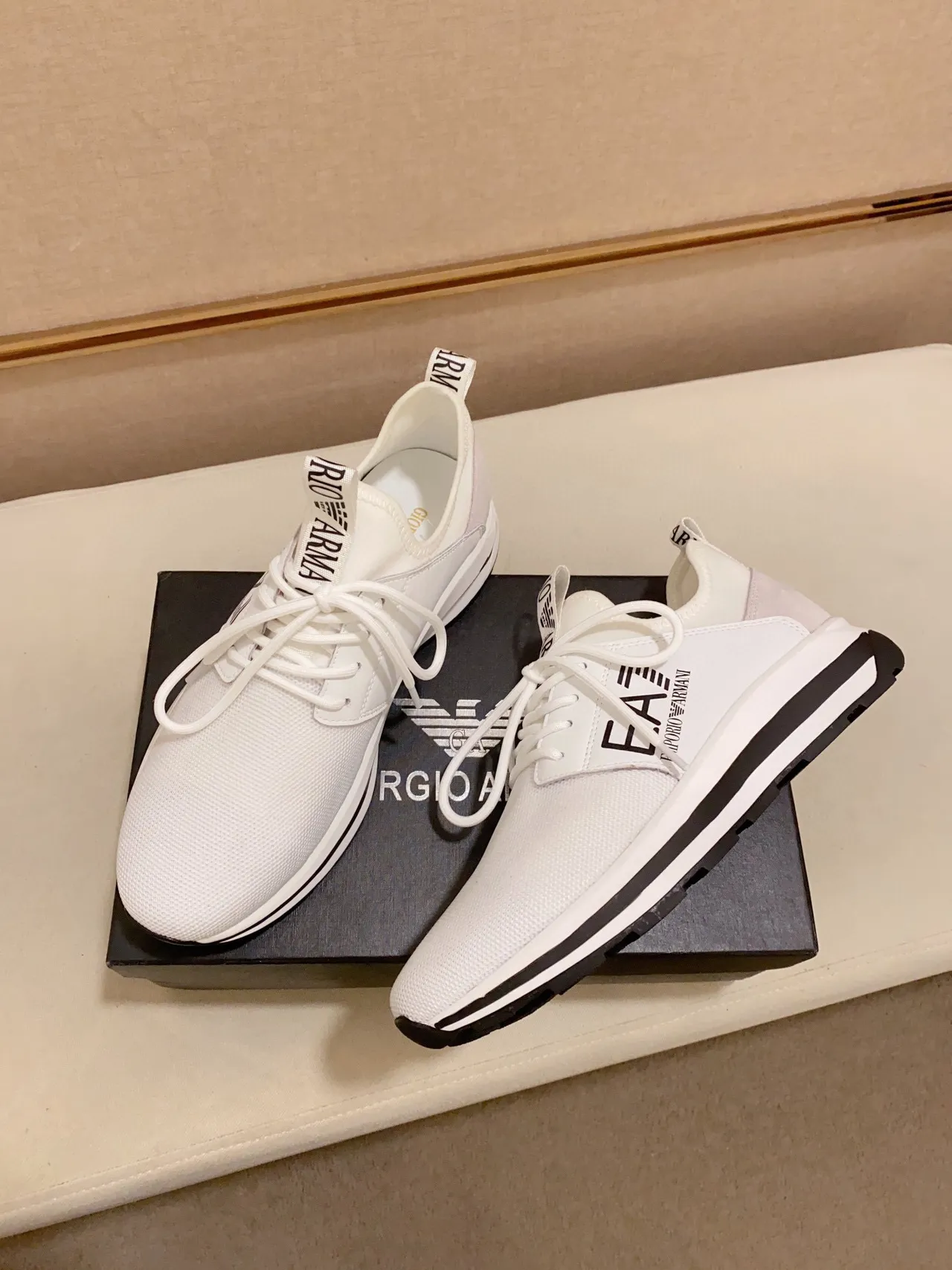 Emporio Armani Sneakers Lifestyle blanc et noir avec tige en maille et panneau latéral marqué 5