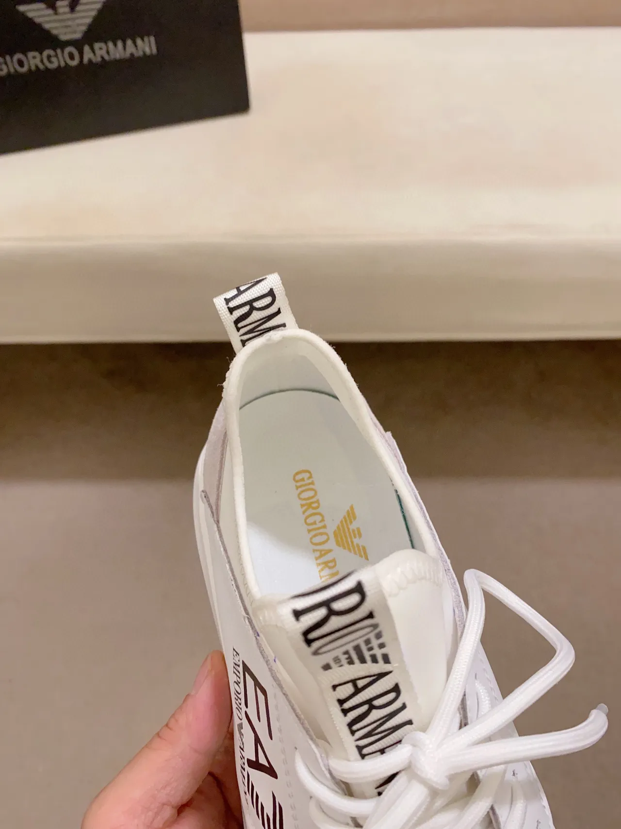 Emporio Armani Sneakers Lifestyle blanc et noir avec tige en maille et panneau latéral marqué 6