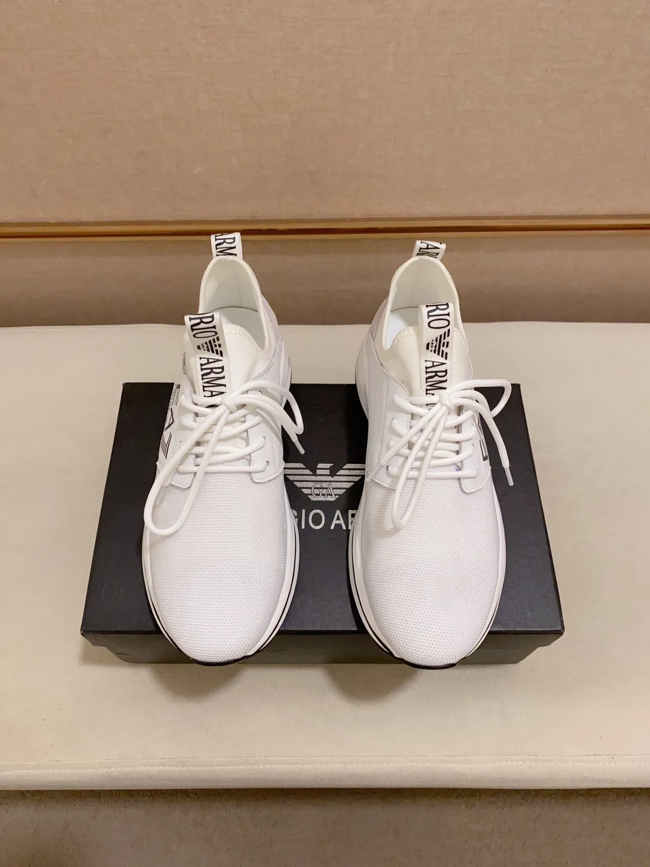 Emporio Armani Sneakers Lifestyle blanc et noir avec tige en maille et panneau latéral marqué 7