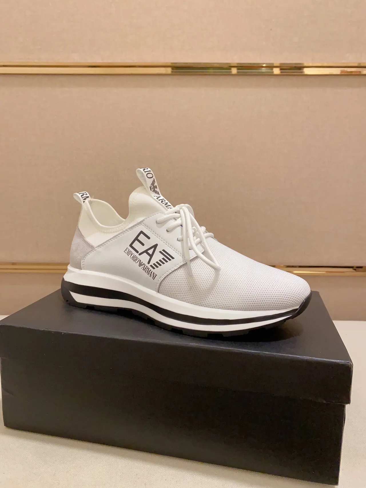 Emporio Armani Sneakers Lifestyle blanc et noir avec tige en maille et panneau latéral marqué 8