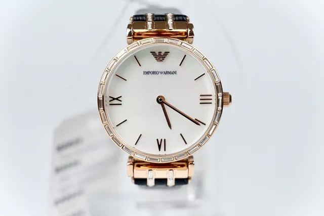 Emporio Armani أبيض أسود دائري إطار كريستال غلاف لؤلؤ أمي وجه كوارتز ساعة 4