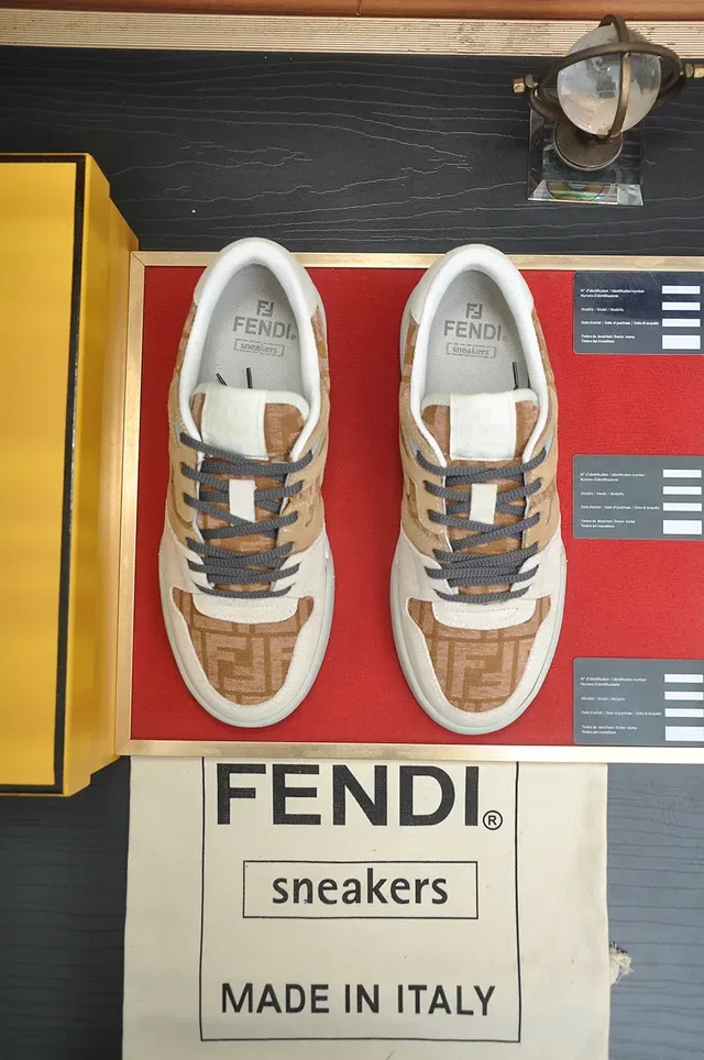 Fendi Beige Blanc Panneaux Monogrammés Couches Daim Sneakers Lifestyle 3