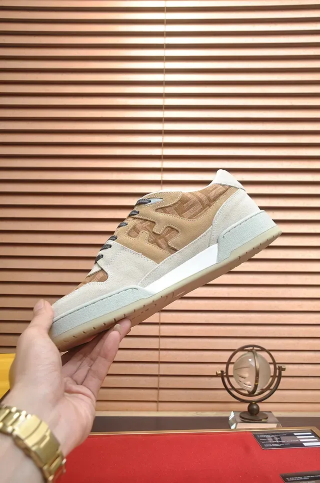 Fendi Beige Blanc Panneaux Monogrammés Couches Daim Sneakers Lifestyle 5