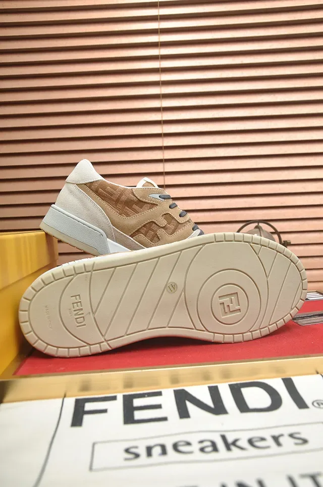 Fendi Beige Blanc Panneaux Monogrammés Couches Daim Sneakers Lifestyle 7