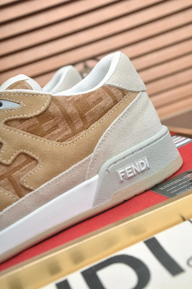 Fendi Beige Blanc Panneaux Monogrammés Couches Daim Sneakers Lifestyle 9