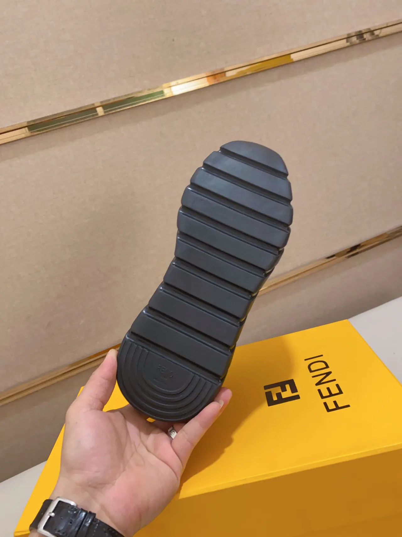 Fendi Tênis Chunky Pretos e Cinza Monogramados Upper de Malha Sola Sculpted Ridged 2