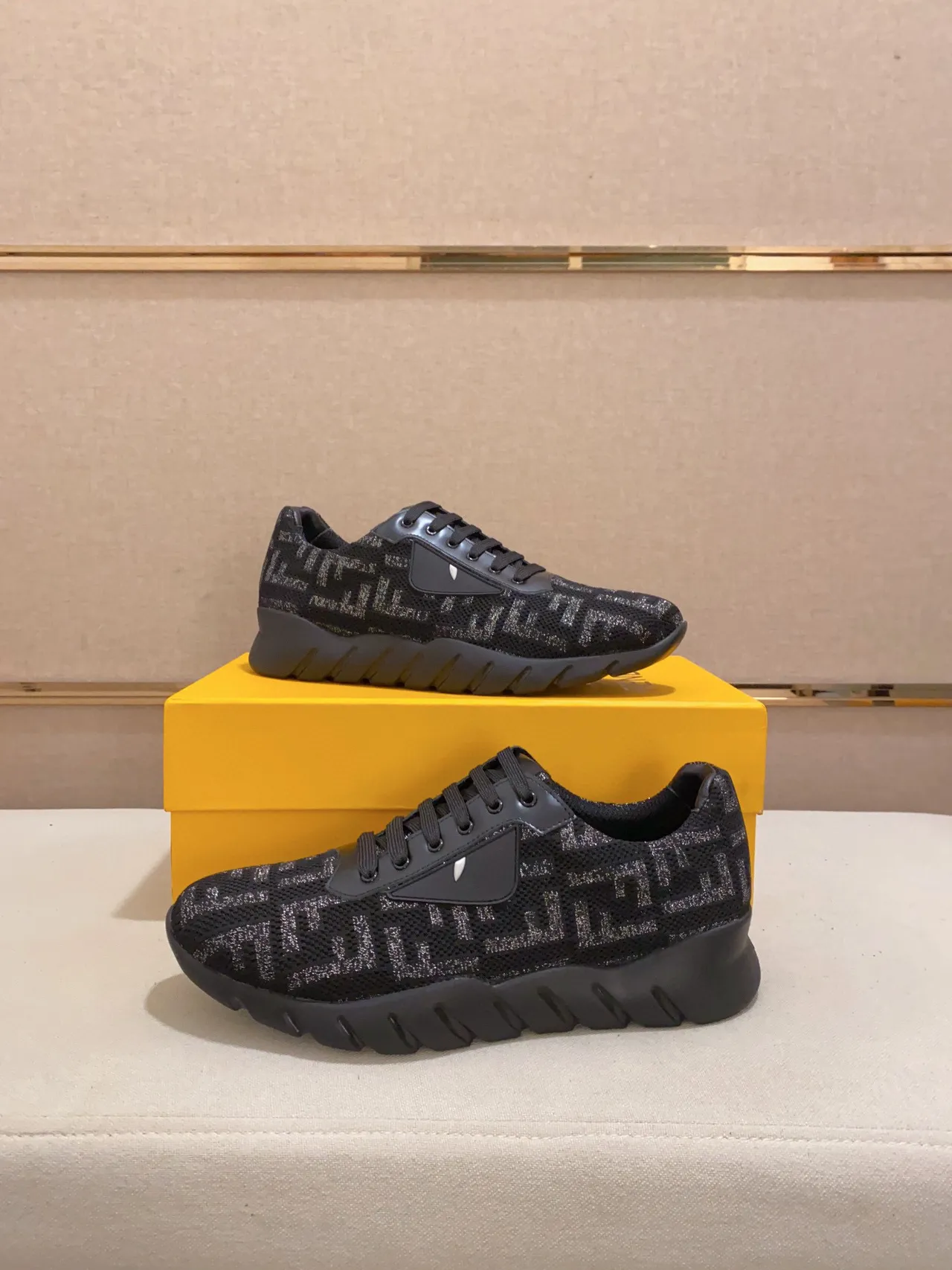 Fendi Tênis Chunky Pretos e Cinza Monogramados Upper de Malha Sola Sculpted Ridged 3