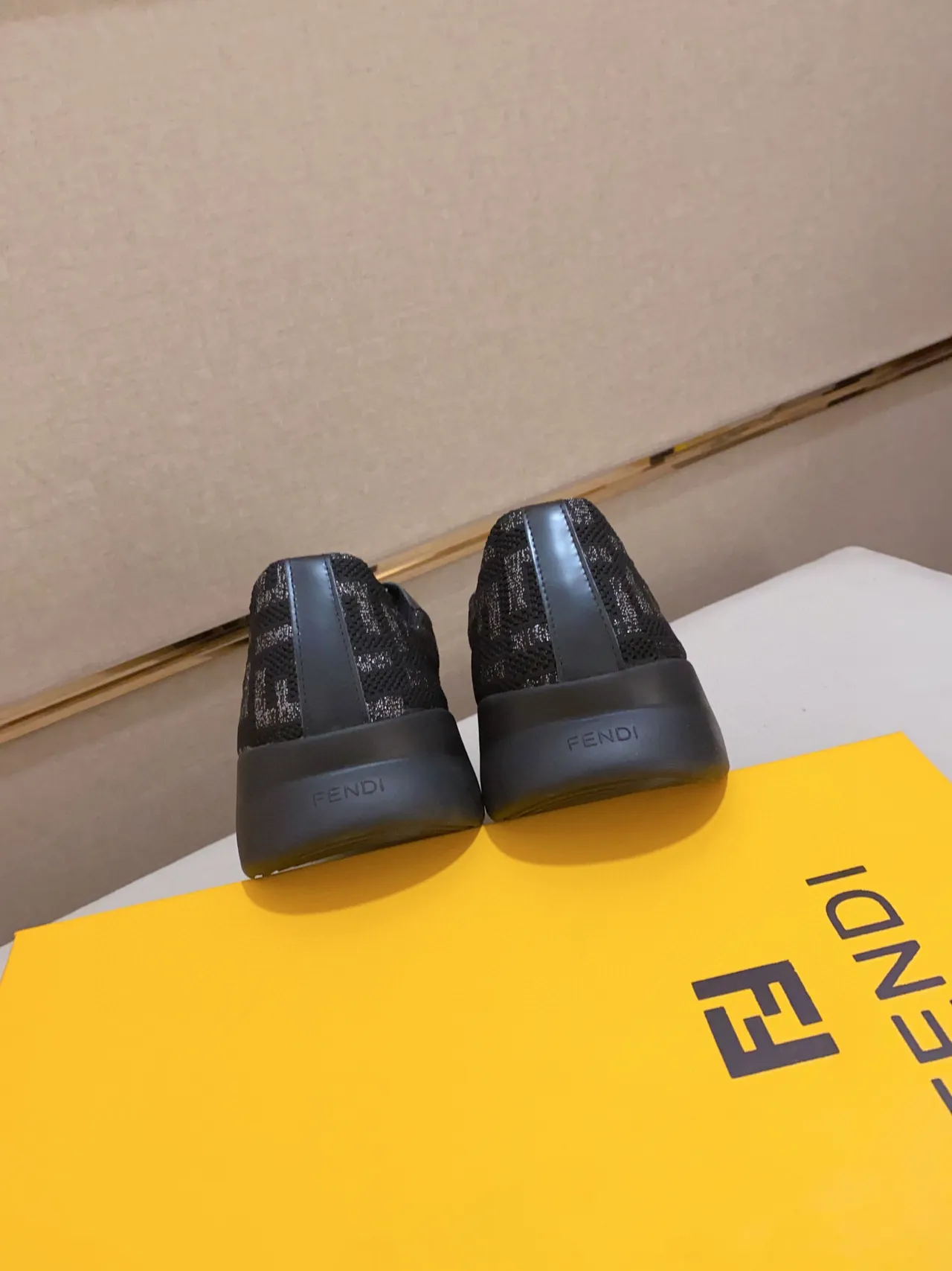 Fendi Tênis Chunky Pretos e Cinza Monogramados Upper de Malha Sola Sculpted Ridged 4