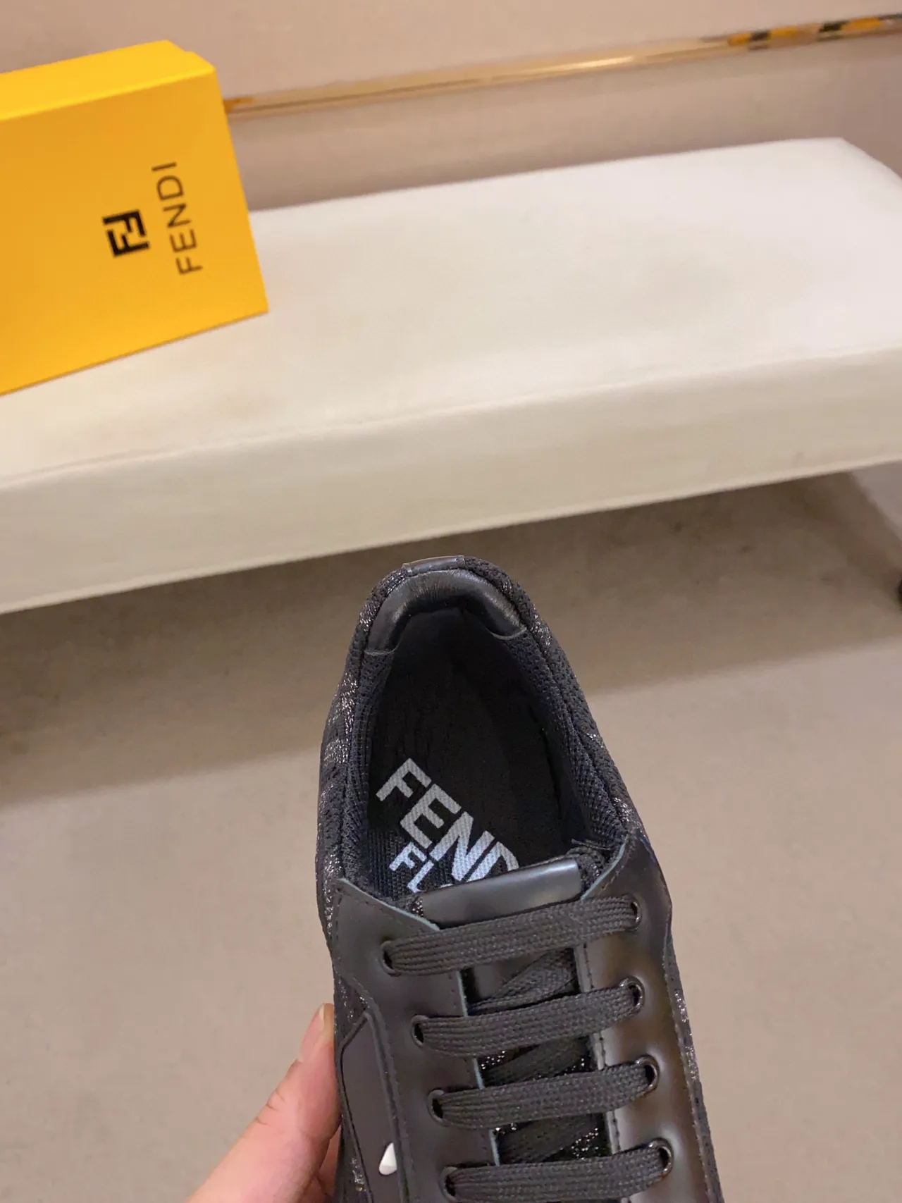 Fendi Tênis Chunky Pretos e Cinza Monogramados Upper de Malha Sola Sculpted Ridged 5