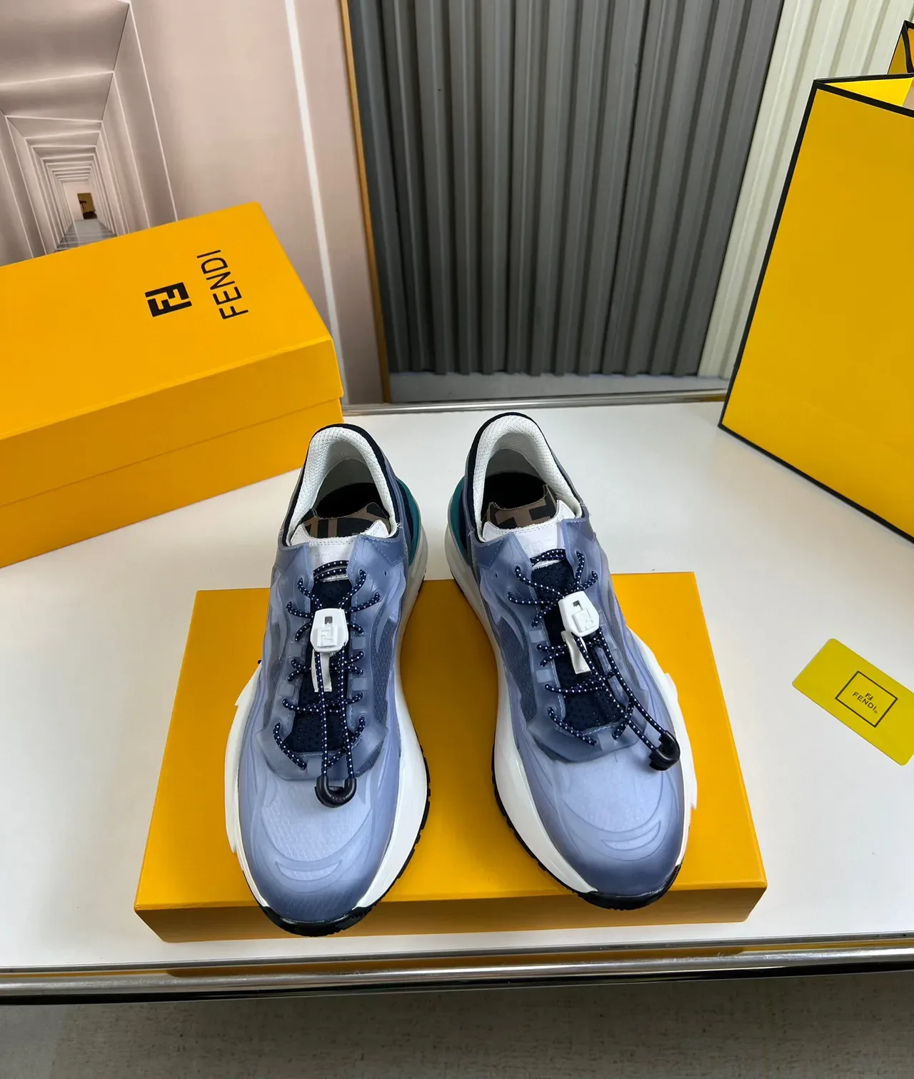 Fendi Tênis Chunky Azul Branco com Sola Esculturada e Overlay de Malha Translucida 3
