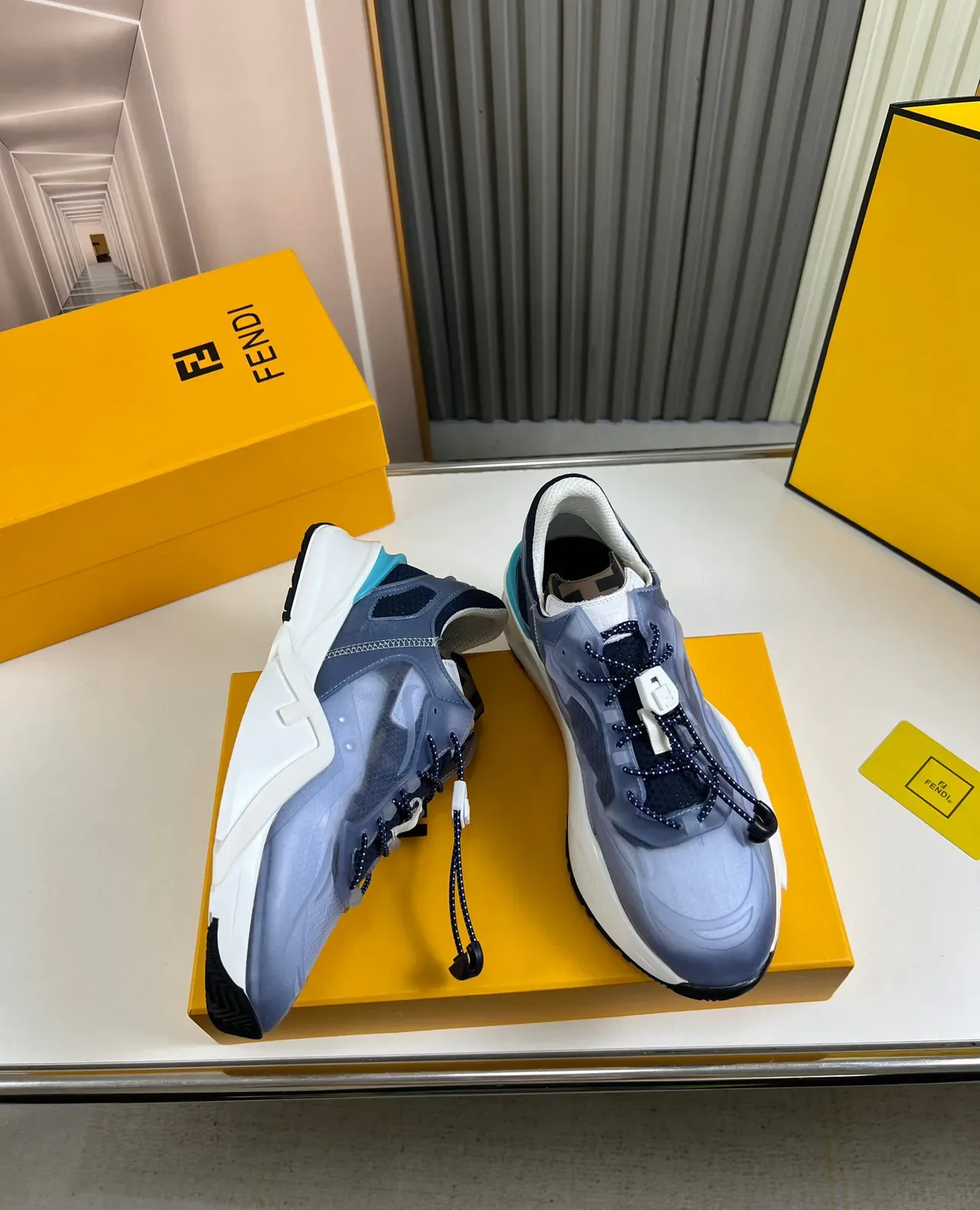 Fendi Tênis Chunky Azul Branco com Sola Esculturada e Overlay de Malha Translucida 6