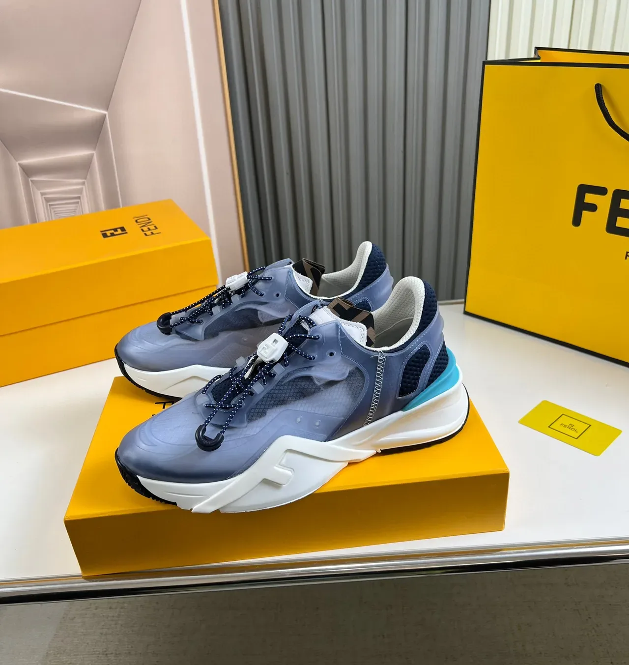Fendi Tênis Chunky Azul Branco com Sola Esculturada e Overlay de Malha Translucida 9