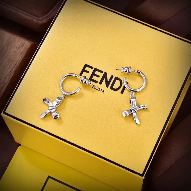 Créoles Fendi avec charme nœud en or et argent 2