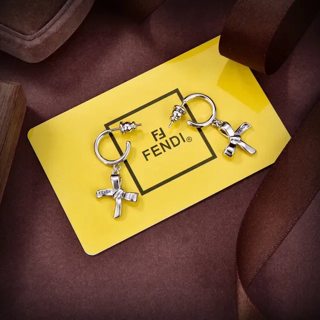 Créoles Fendi avec charme nœud en or et argent 4