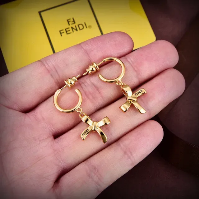 Créoles Fendi avec charme nœud en or et argent 5