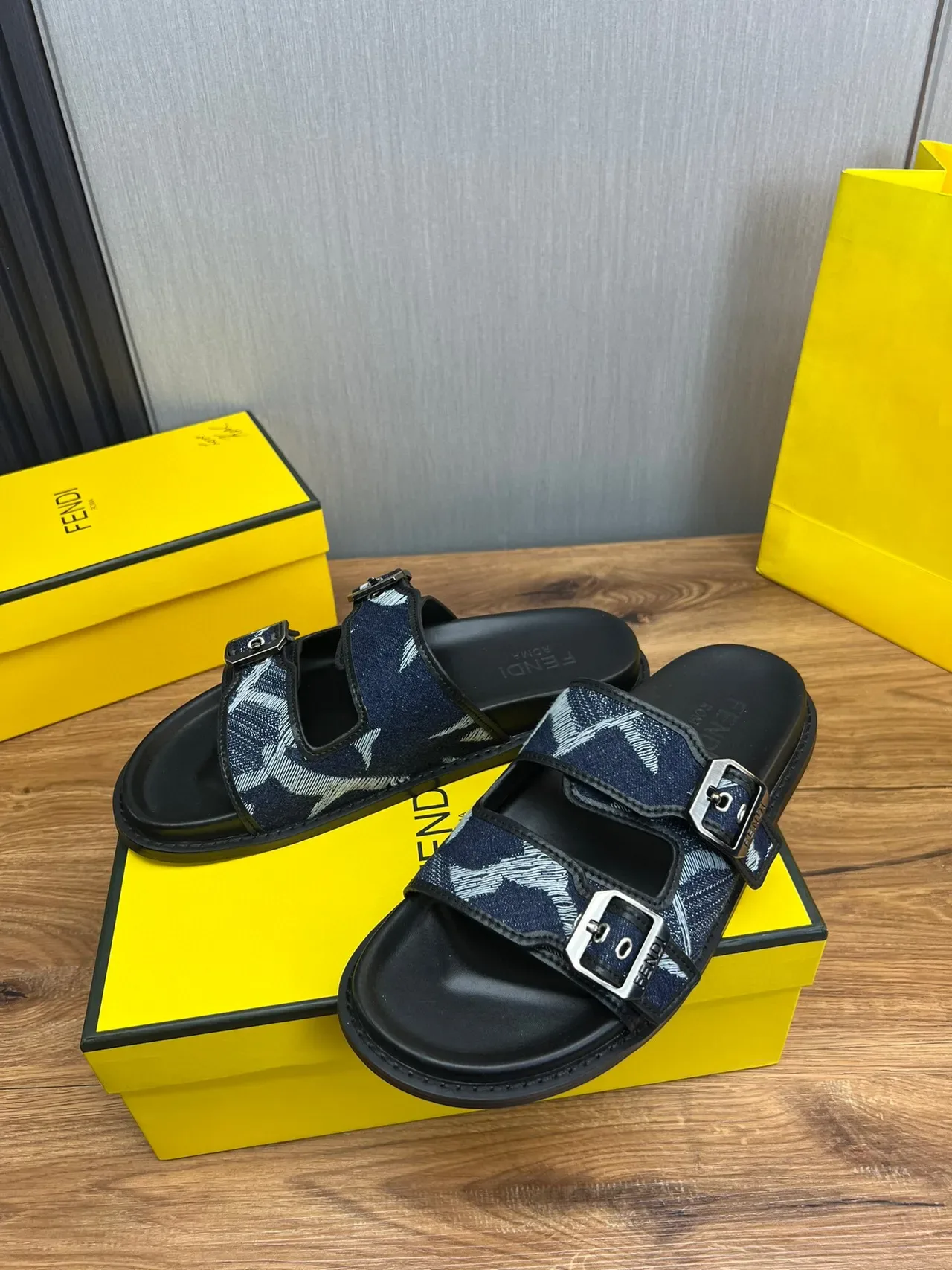 Fendi Mulas com dupla fivela e estampado denim 4