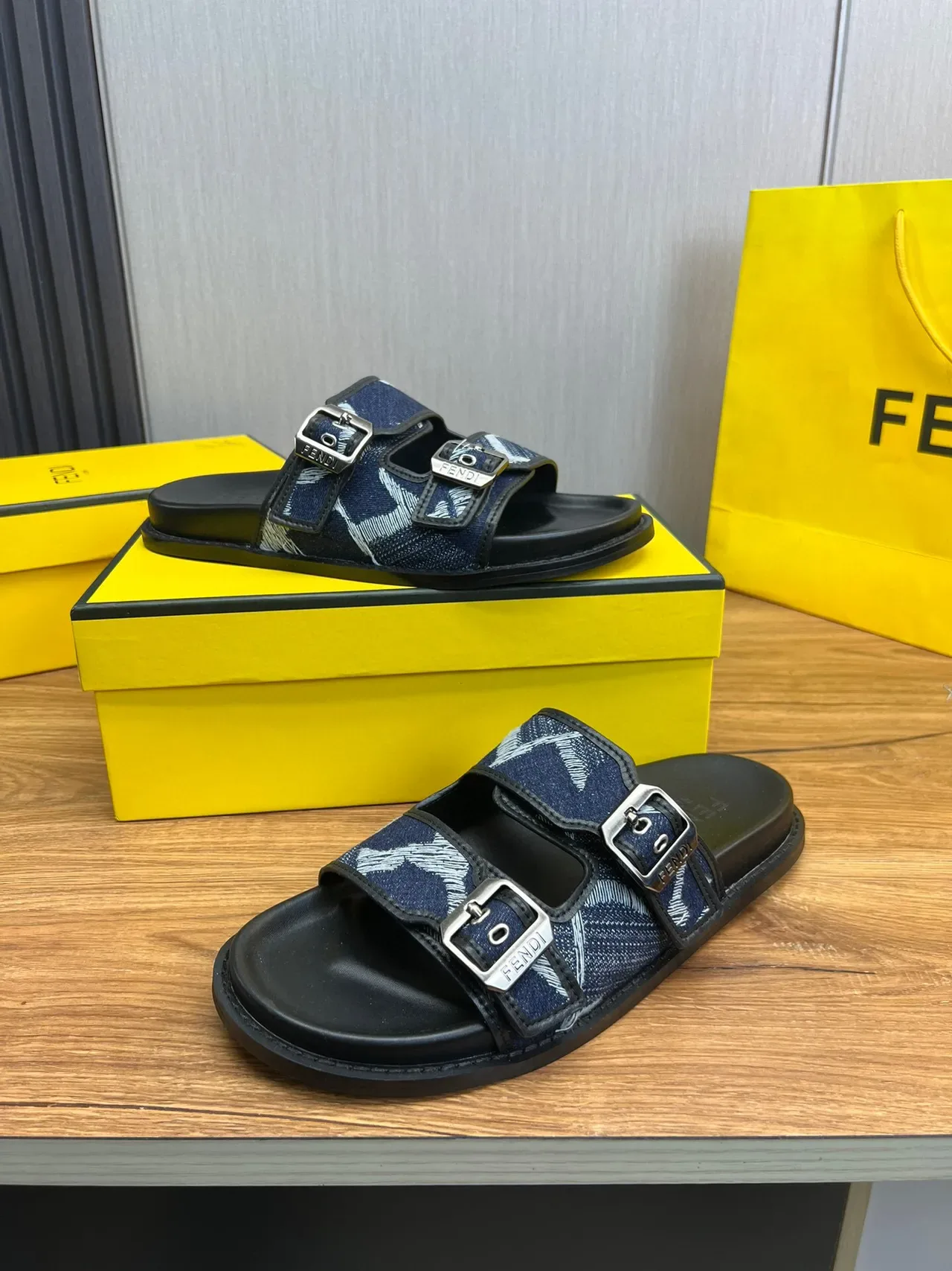 Fendi Mulas com dupla fivela e estampado denim 5