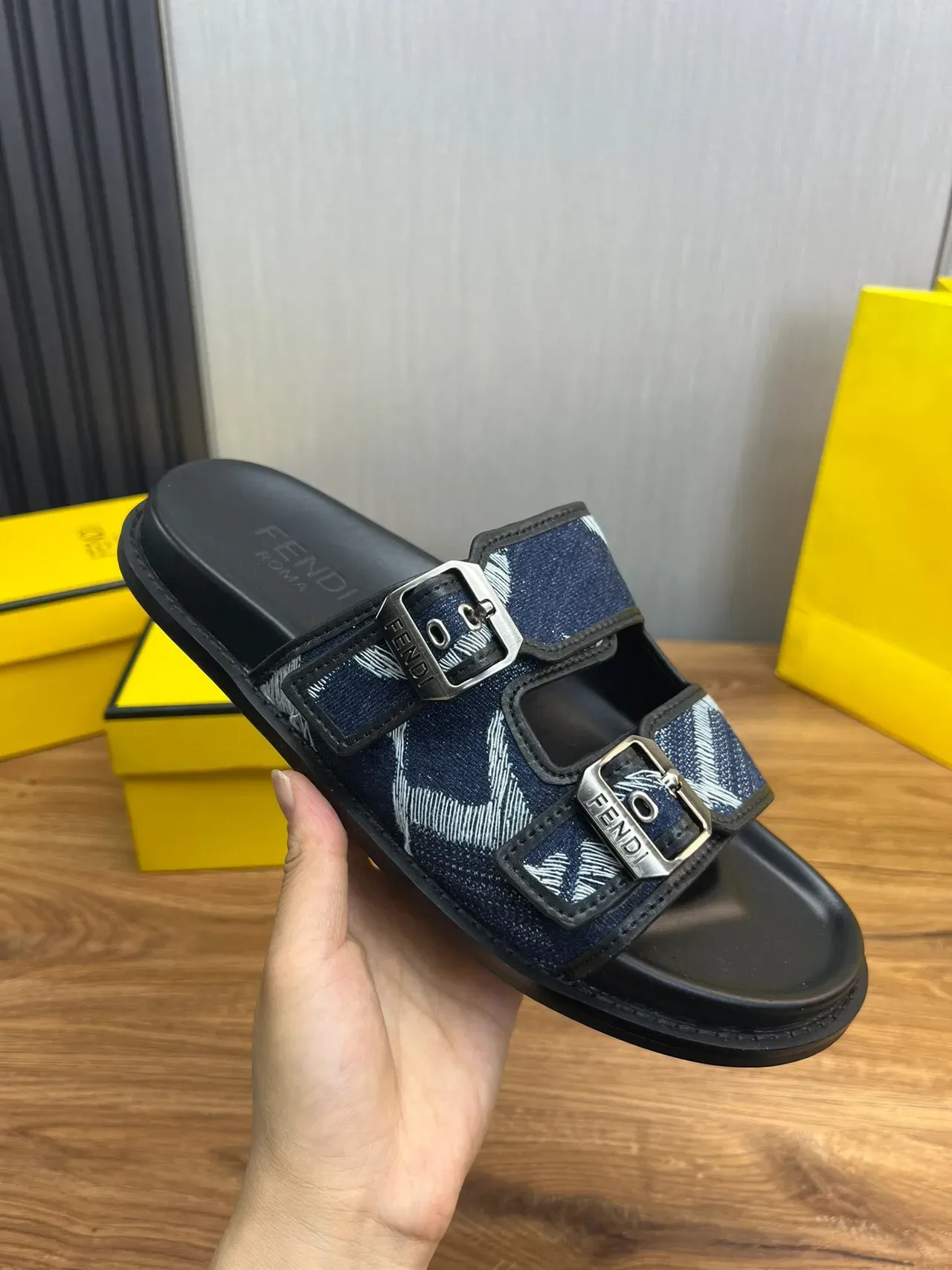 Fendi Mulas com dupla fivela e estampado denim 8
