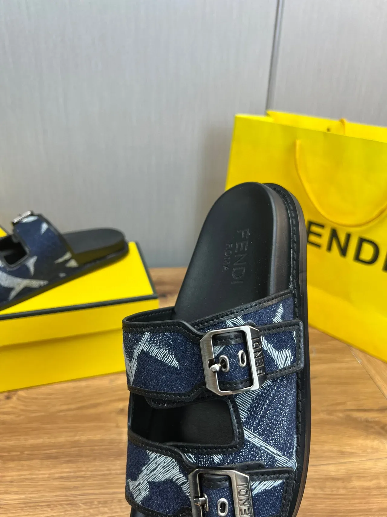 Fendi Mulas com dupla fivela e estampado denim 9