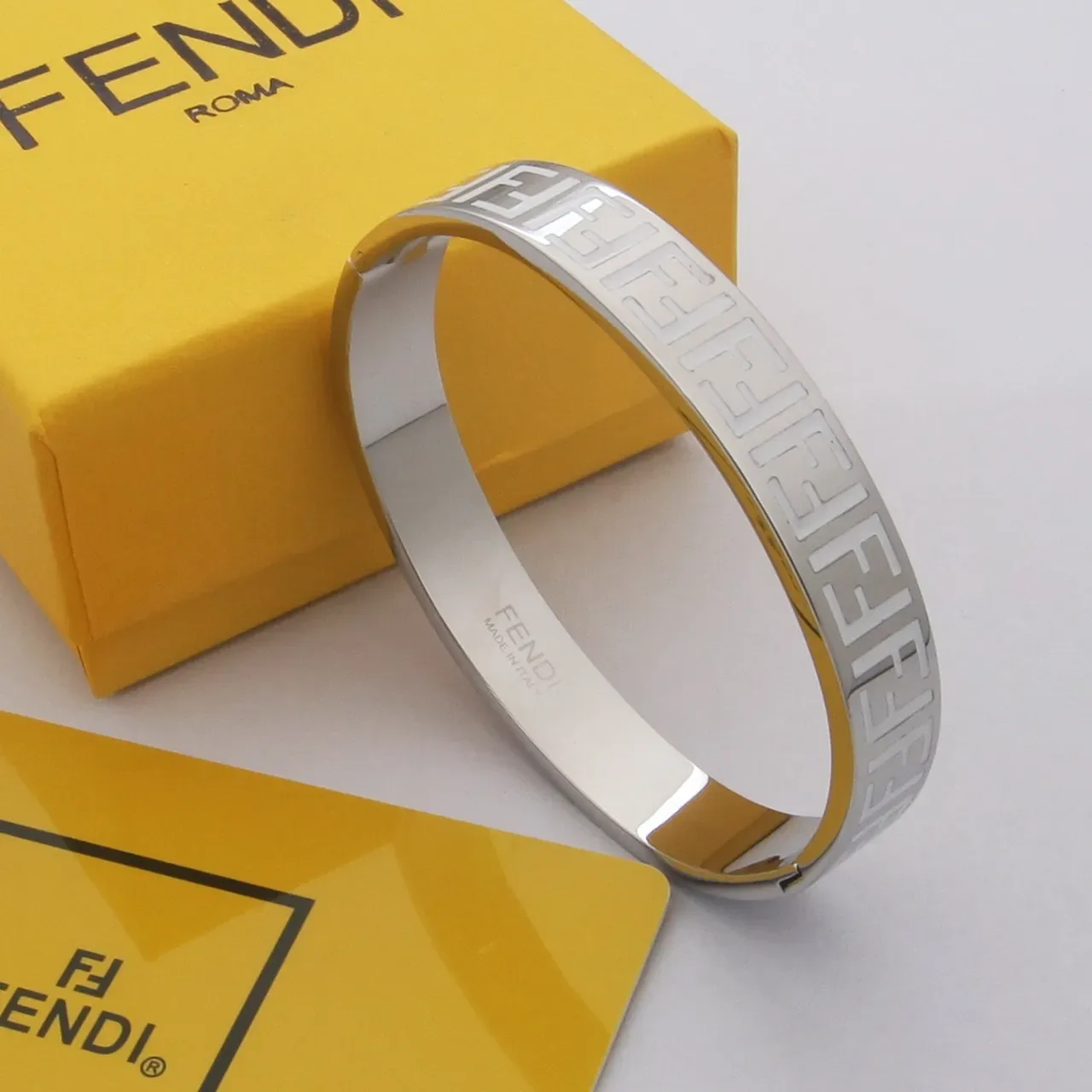 Fendi FF Motif Bracelete Dourado Branco Esmaltado com Articulação 4