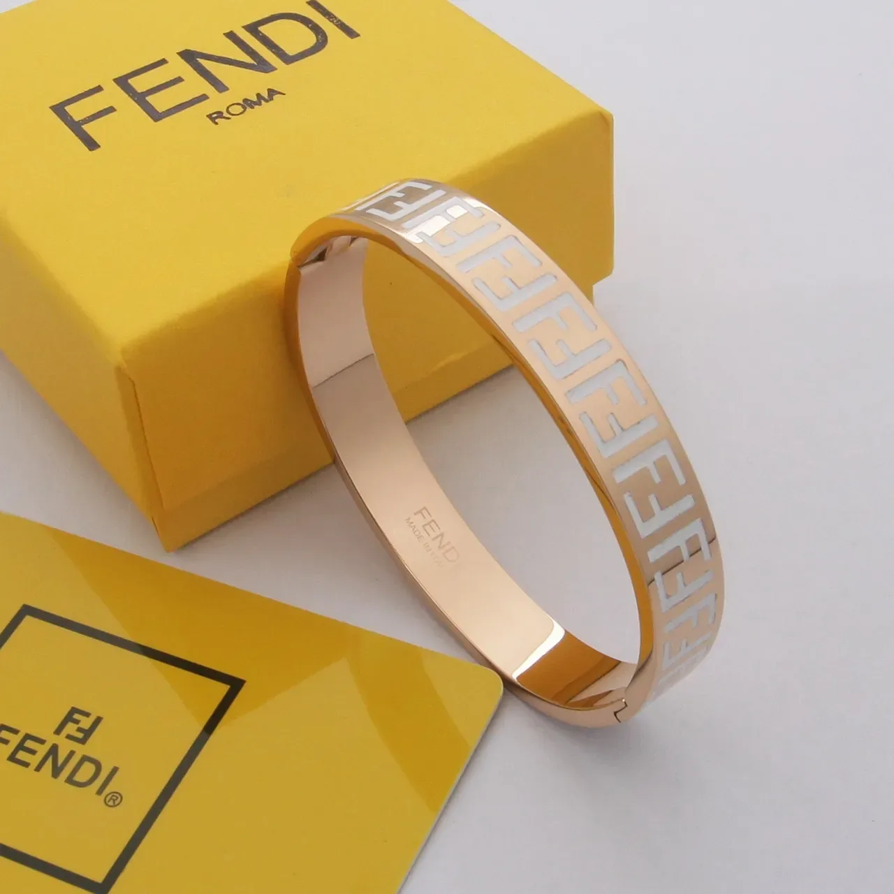 Fendi FF Motif Bracelete Dourado Branco Esmaltado com Articulação 6
