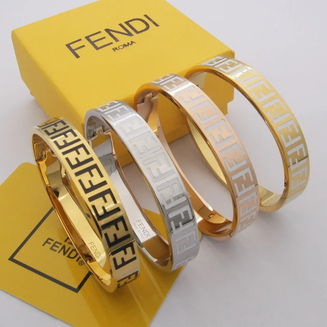 Fendi FF Motif Bracelete Dourado Branco Esmaltado com Articulação 8