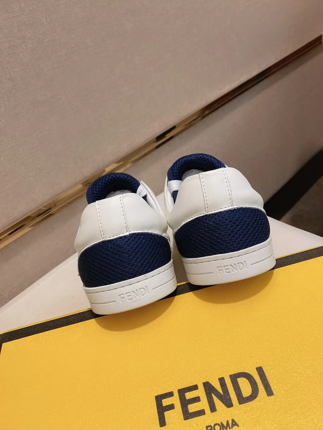 Fendi Chaussure Lifestyle Blanc Marine Cuir Supérieur Talon Contraste Bleu Chaussures Lifestyle 3