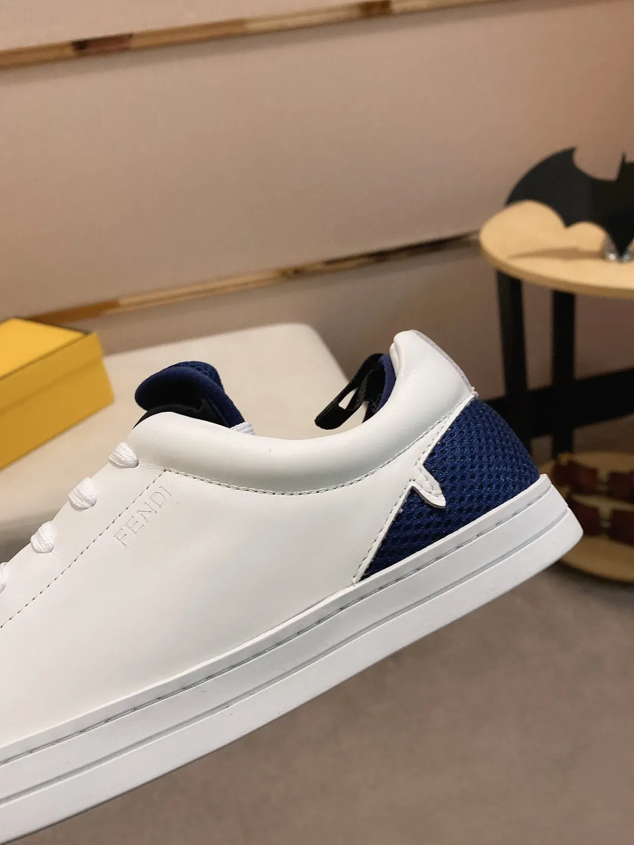 Fendi Chaussure Lifestyle Blanc Marine Cuir Supérieur Talon Contraste Bleu Chaussures Lifestyle 4