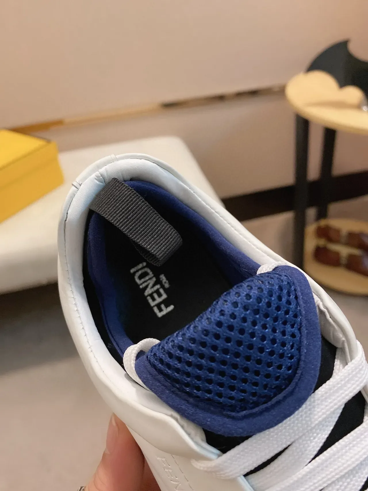 Fendi Chaussure Lifestyle Blanc Marine Cuir Supérieur Talon Contraste Bleu Chaussures Lifestyle 5