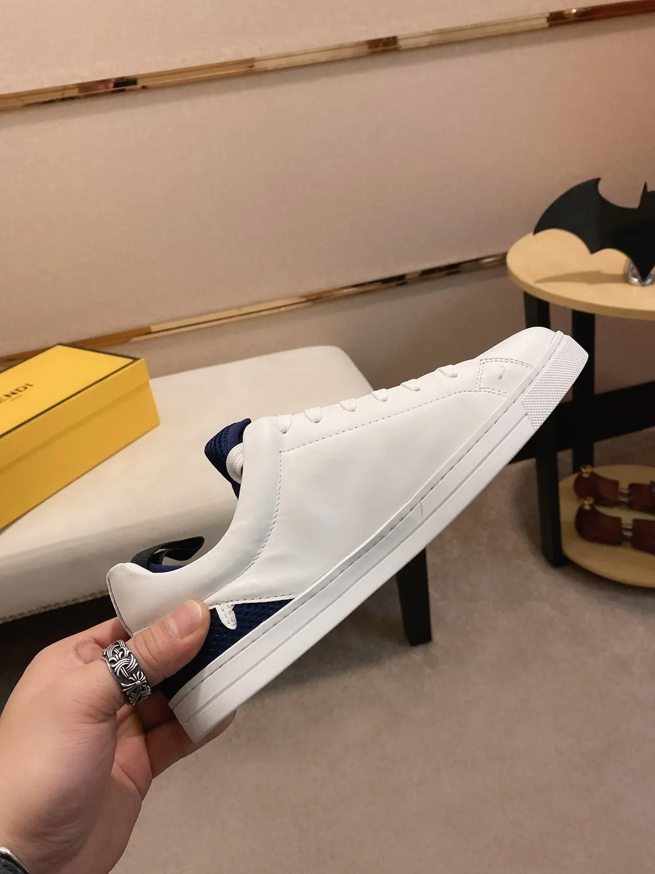 Fendi Chaussure Lifestyle Blanc Marine Cuir Supérieur Talon Contraste Bleu Chaussures Lifestyle 6