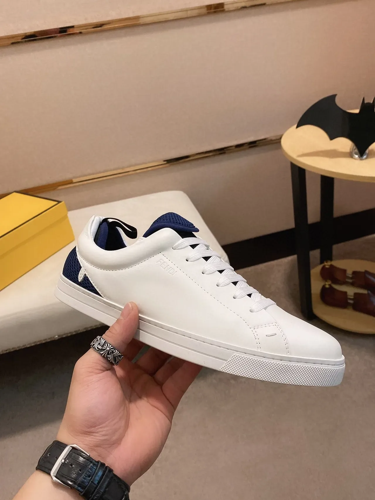 Fendi Chaussure Lifestyle Blanc Marine Cuir Supérieur Talon Contraste Bleu Chaussures Lifestyle 7