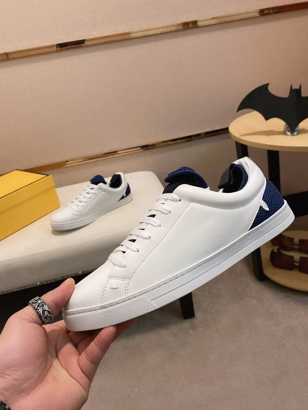 Fendi Chaussure Lifestyle Blanc Marine Cuir Supérieur Talon Contraste Bleu Chaussures Lifestyle 8