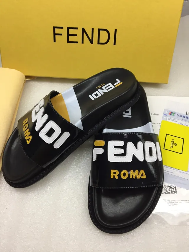 Fendi Roma Logo Chinelos pretos de couro verniz 2