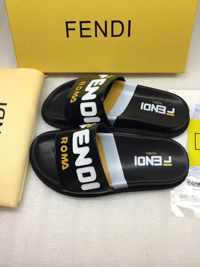 Fendi Roma Logo Chinelos pretos de couro verniz 3