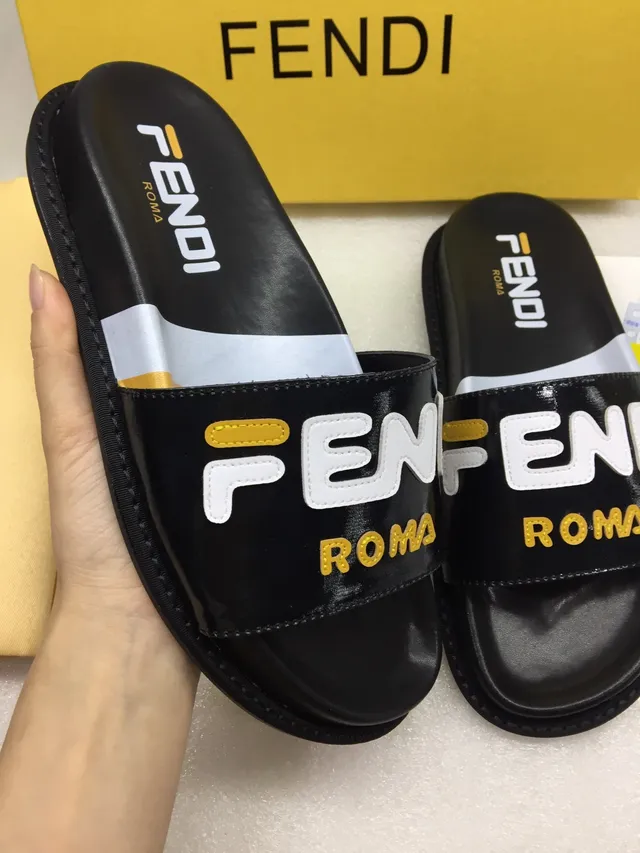 Fendi Roma Logo Chinelos pretos de couro verniz 4