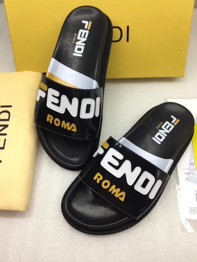 Fendi Roma Logo Chinelos pretos de couro verniz 5