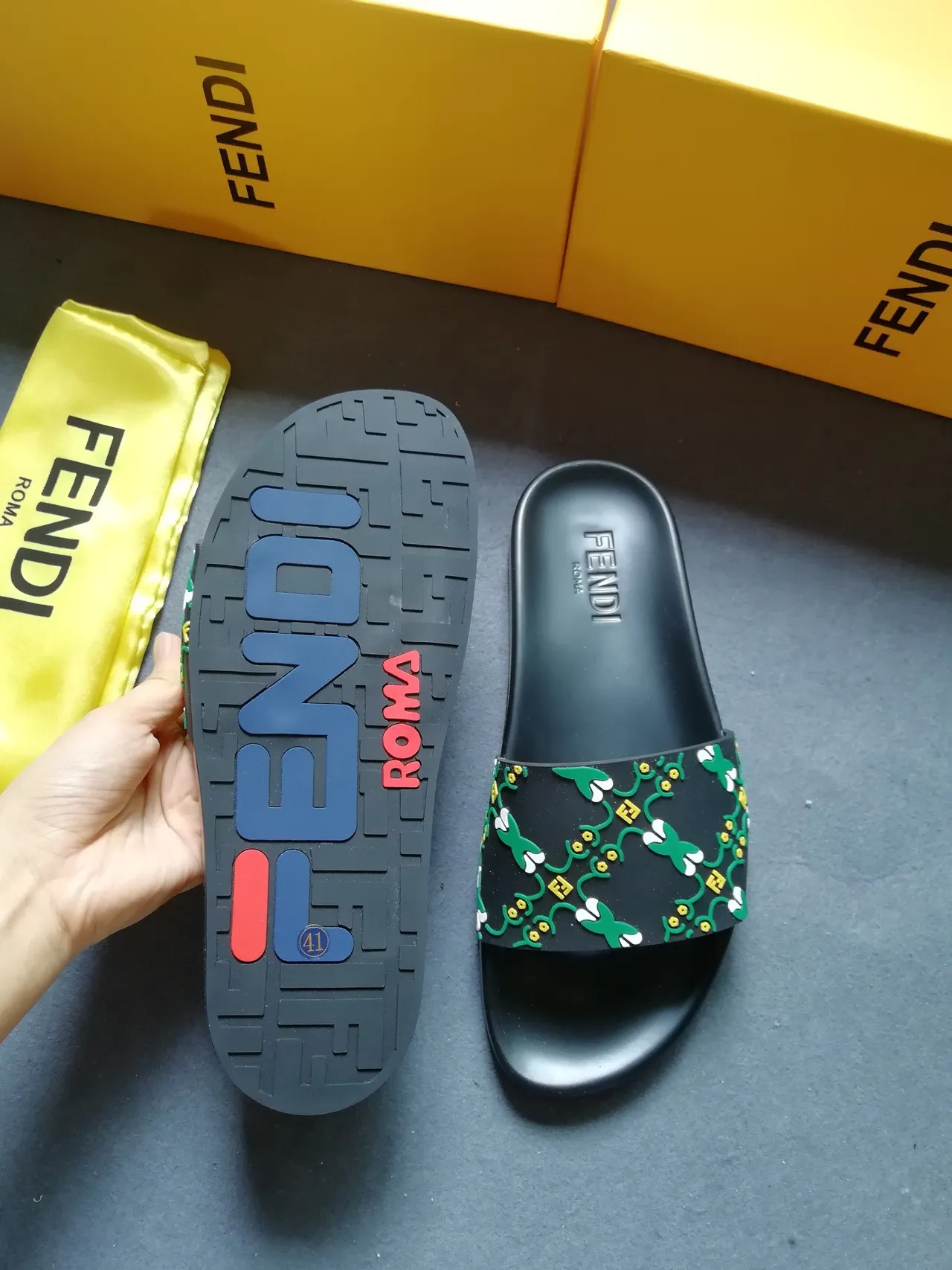 Fendi Slide Noir Multicolore Semelle en Caoutchouc Motif Floral Surélevé FF Sangle Pantoufles 2