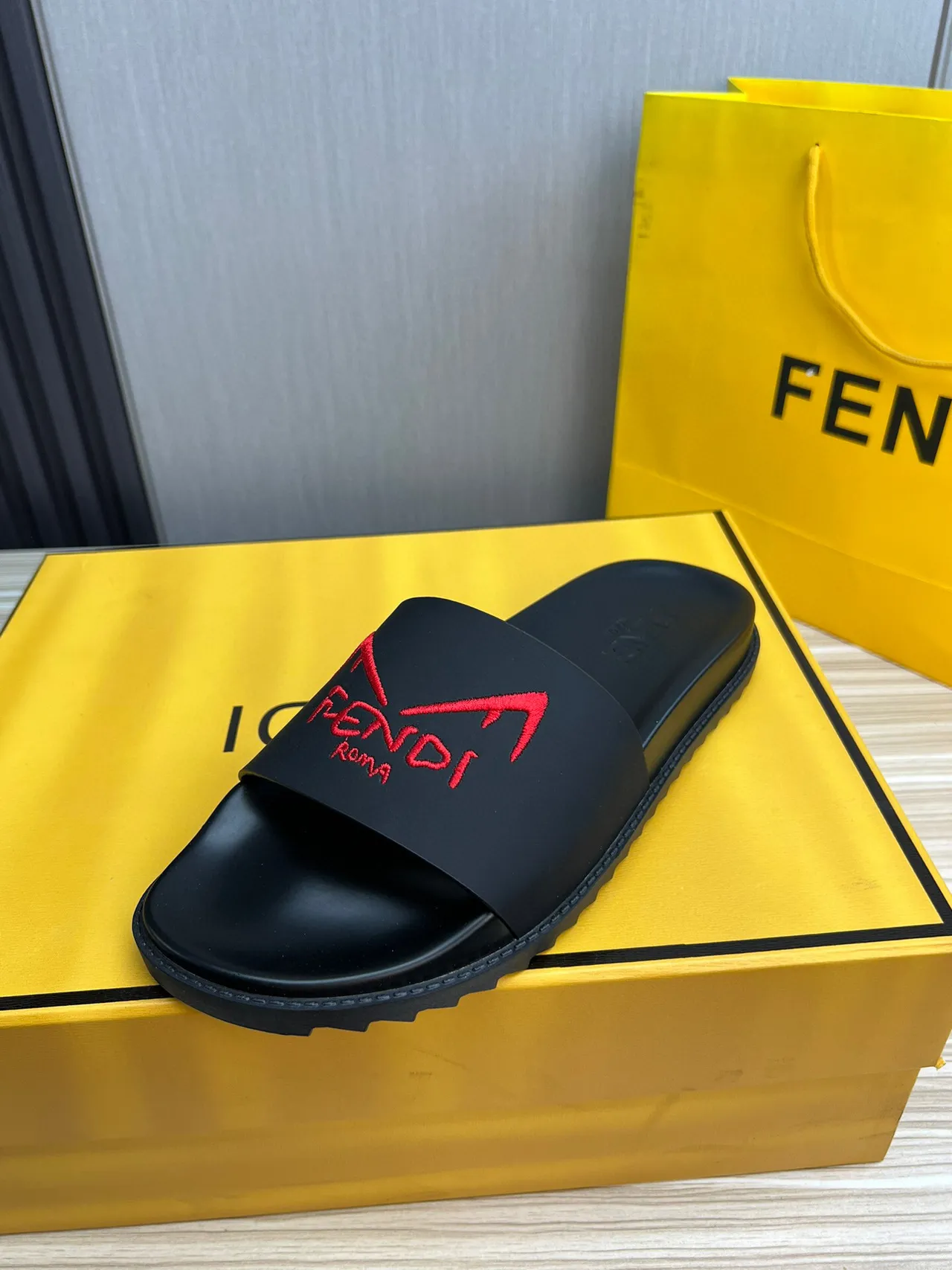Fendi Slide Negro Rojo caucho moldeado correa única zapatillas 2