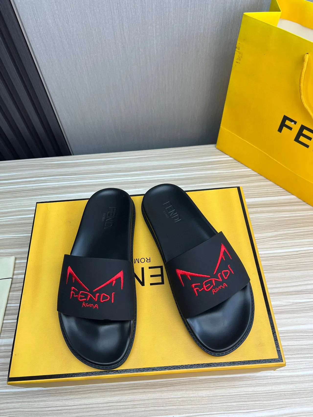 Fendi Slide Negro Rojo caucho moldeado correa única zapatillas 3
