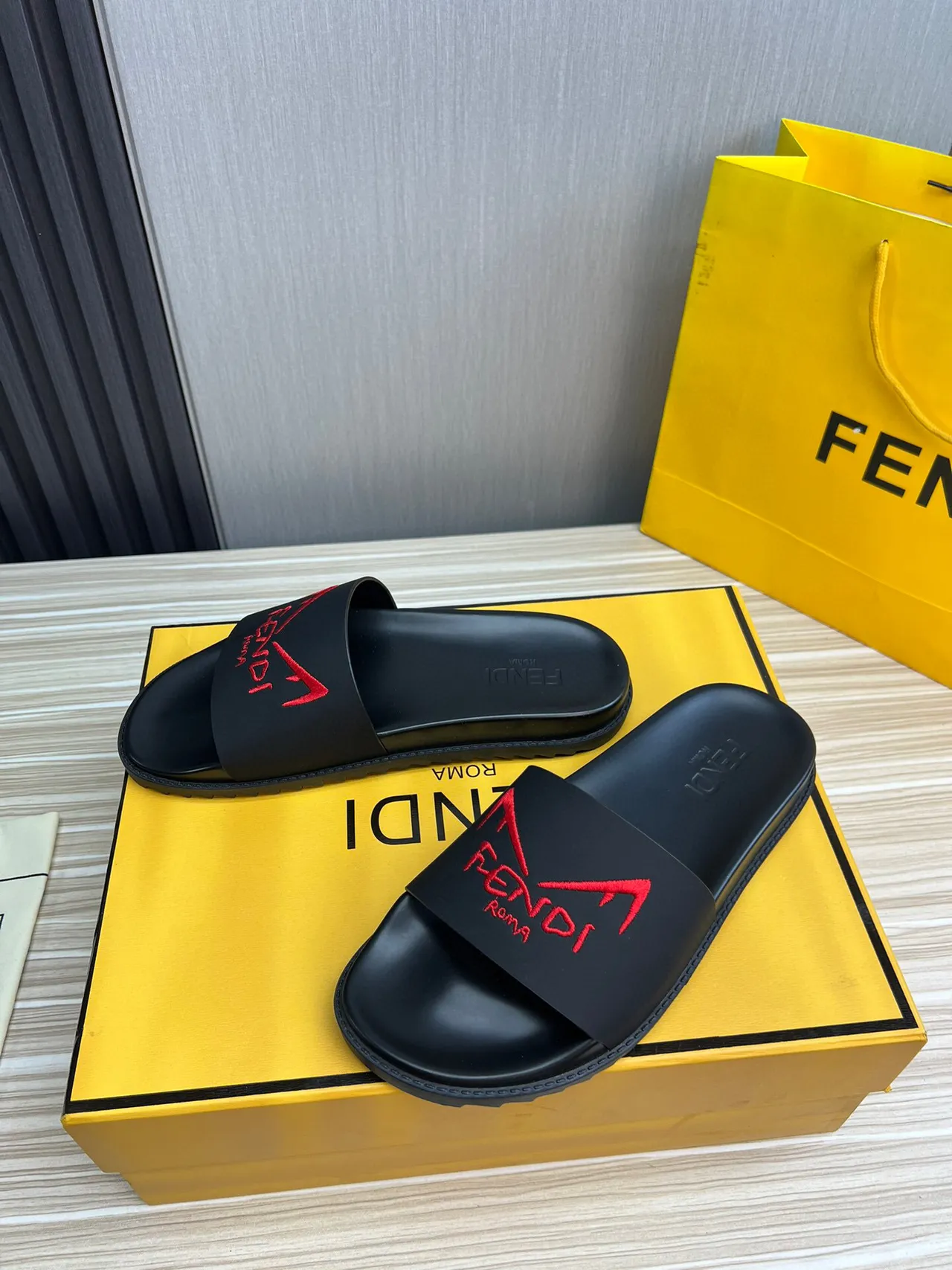 Fendi Slide Negro Rojo caucho moldeado correa única zapatillas 4