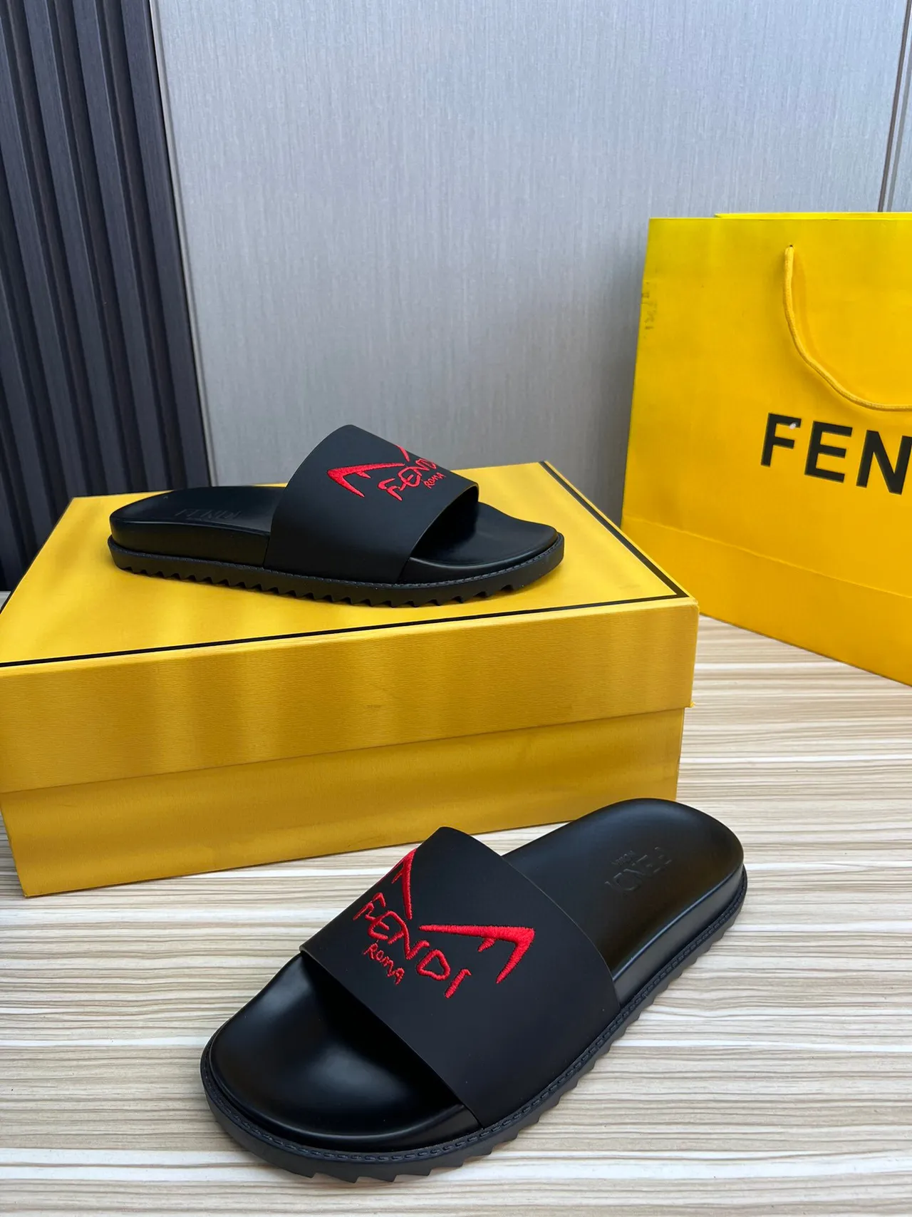 Fendi Slide Negro Rojo caucho moldeado correa única zapatillas 5