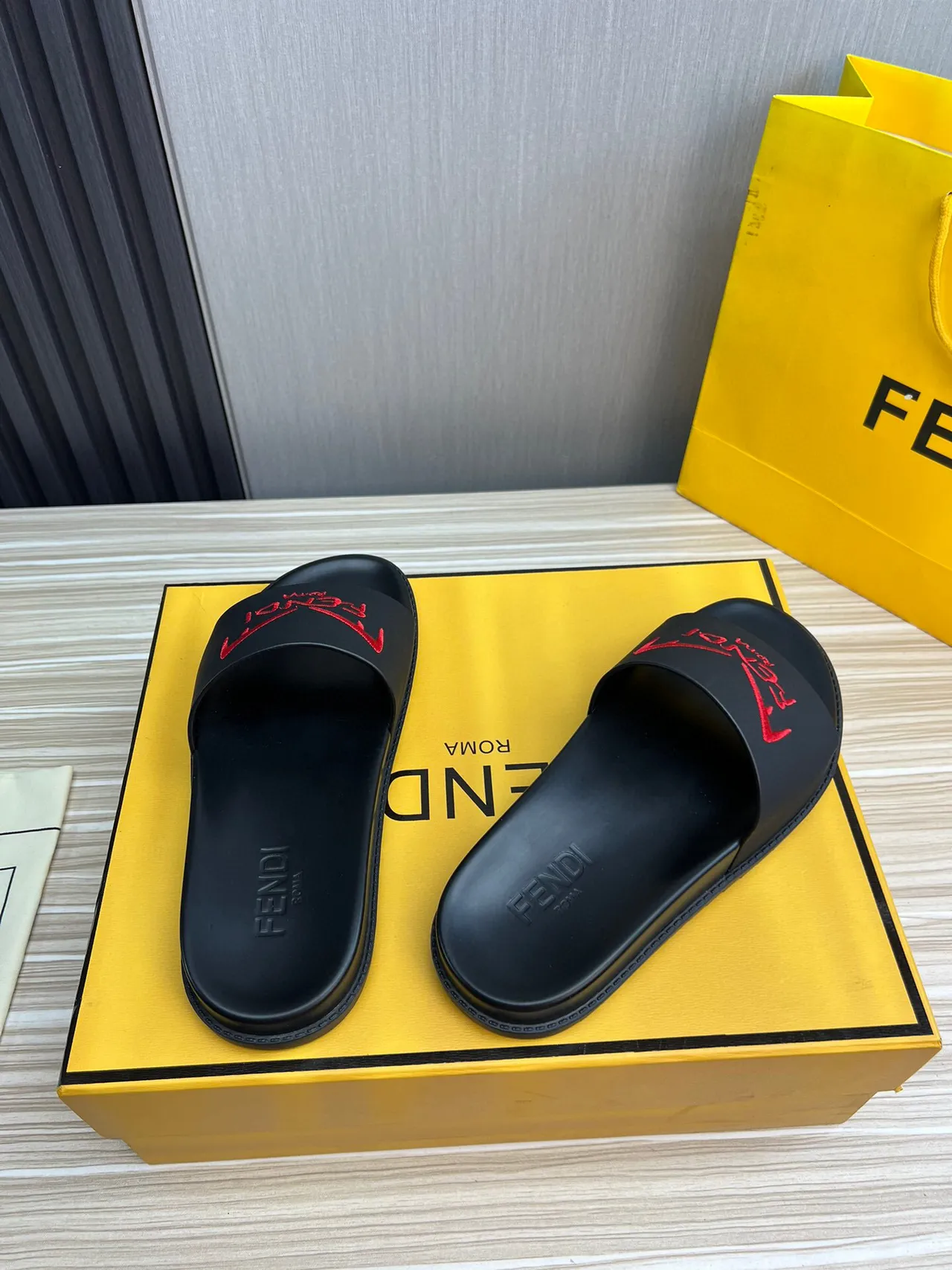 Fendi Slide Negro Rojo caucho moldeado correa única zapatillas 6