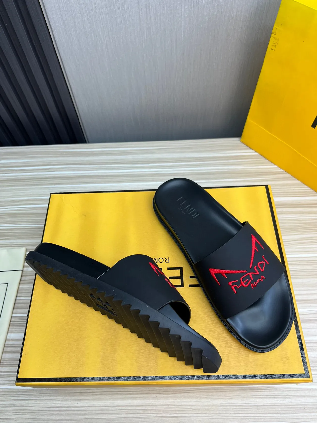 Fendi Slide Negro Rojo caucho moldeado correa única zapatillas 7