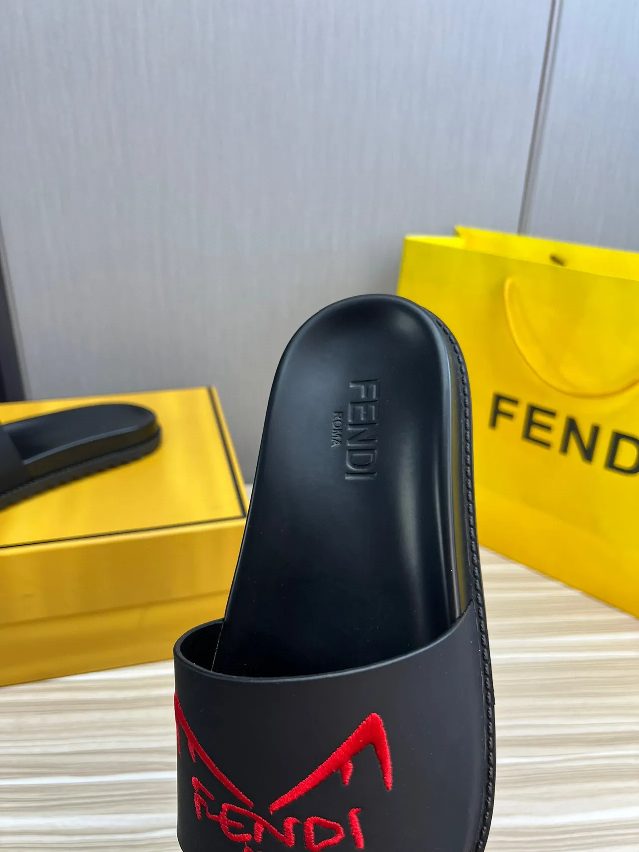 Fendi Slide Negro Rojo caucho moldeado correa única zapatillas 8