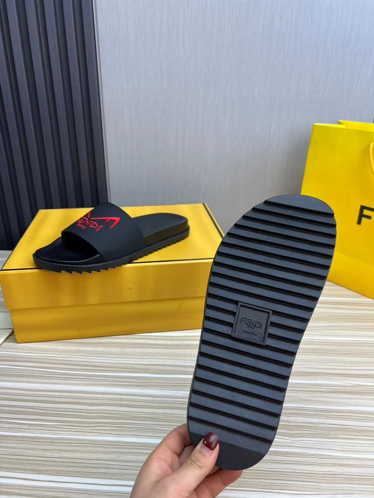 Fendi Slide Negro Rojo caucho moldeado correa única zapatillas 9
