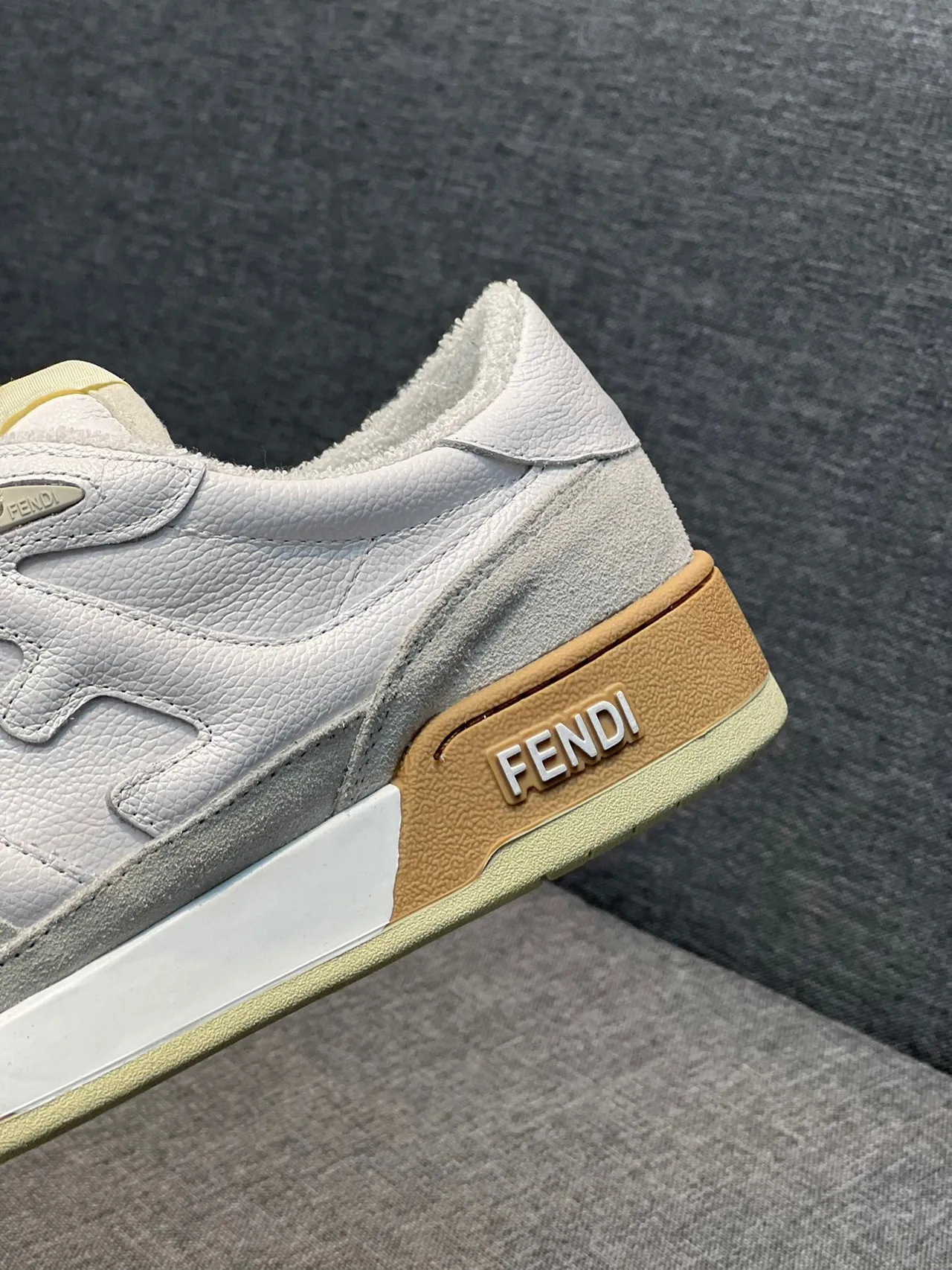Fendi Tênis Lifestyle Brancos Bege Camada Superior De Couro E Camurça Logo Esculpido Lateral 2